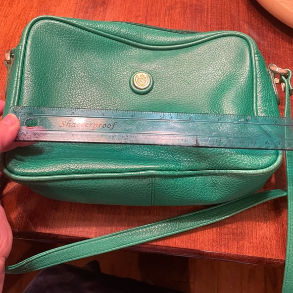 Liz Claiborne Crossbody or shoulder purse Adds a Great pop of green. Gold metal. - Picture 9 of 17